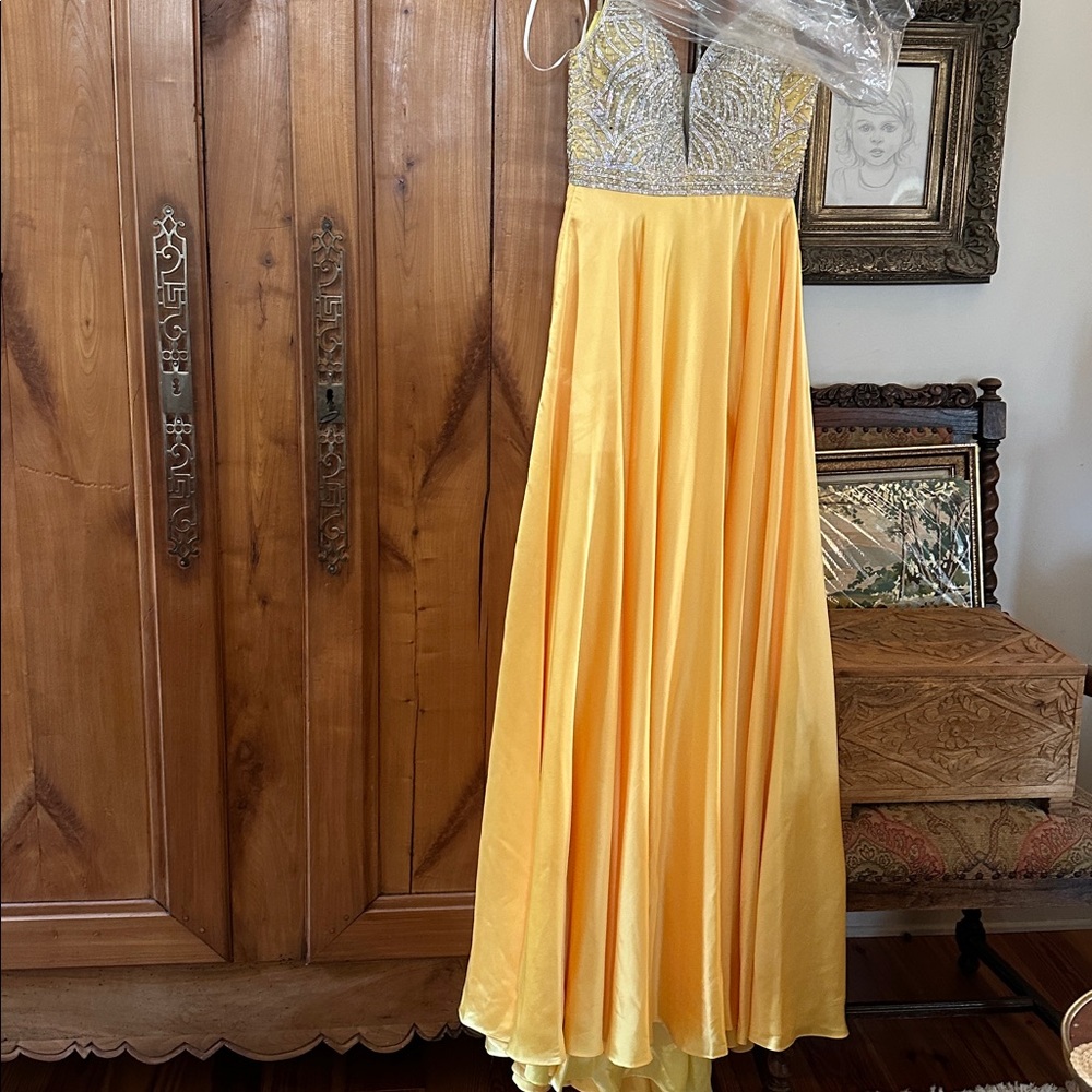Boutique Formal evening/prom Yellow 💛  Dress w/Beaded Bodice by 2Cute boutique